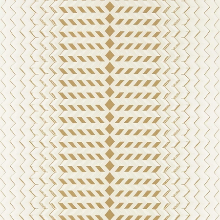 Geometrikus, chevron csíkozással, fémes színnel kiemelve a mintázatot.Bézs-arany színben, design tapéta.Clarke & Clarke FRAGMENT NATURAL/GOLD  W0150/04